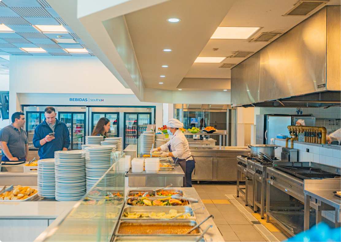 En la imagen muestra una imagen de una cocina con un chef preparando unos platos